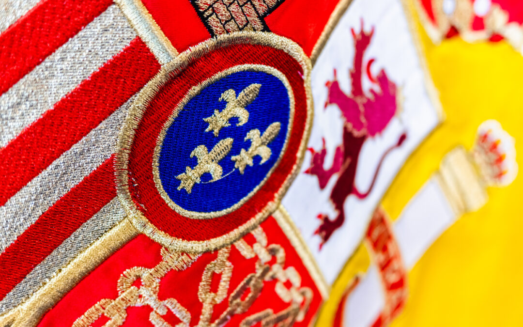 Symbolika i tożsamość organizacyjna – jak sztandary i symbole firmowe wzmacniają kulturę pracy