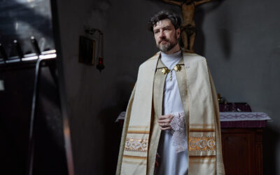 Szaty liturgiczne w oczach wiernych – jak piękno pomaga w modlitwie