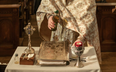 Od klasyki do nowoczesności: jak zmieniały się szaty liturgiczne na przestrzeni wieków