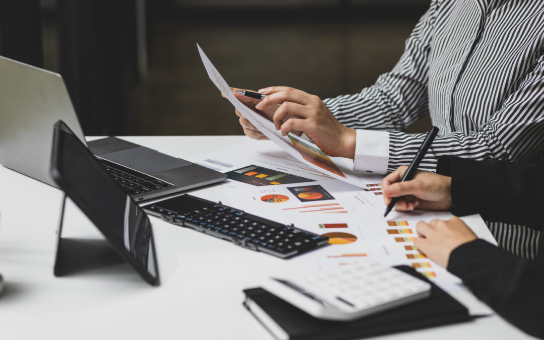 Biuro rachunkowe czy dział księgowości w firmie? Różnice w pracy i rozwoju kariery