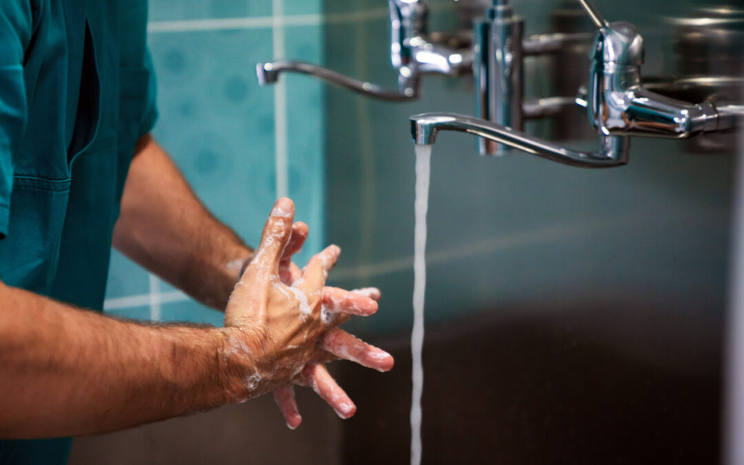 Szkolenie nowych pracowników: gotowy plan wdrożeniowy z higieną rąk w centrum