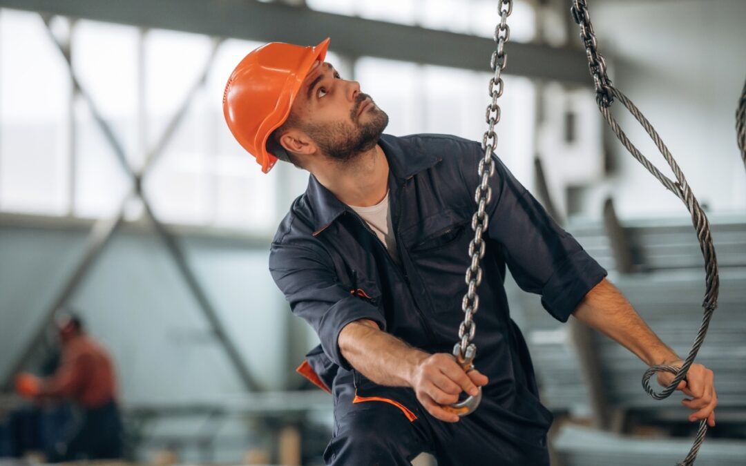 Kotwienie, naciągi, zabezpieczenia ładunków: kiedy łańcuch jest lepszy niż pas transportowy
