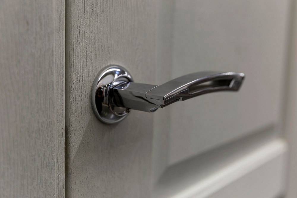 Jak wybrać klamki drzwiowe? Praktyczny poradnik montażysty